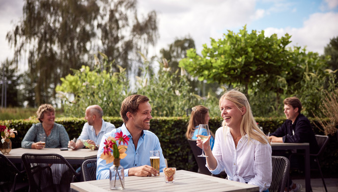 Samen borrelen op het terras