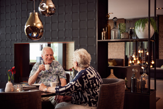 Seniorenpaar in der Brasserie