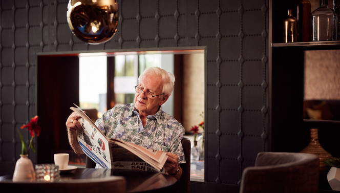 Man krant lezen in brasserie